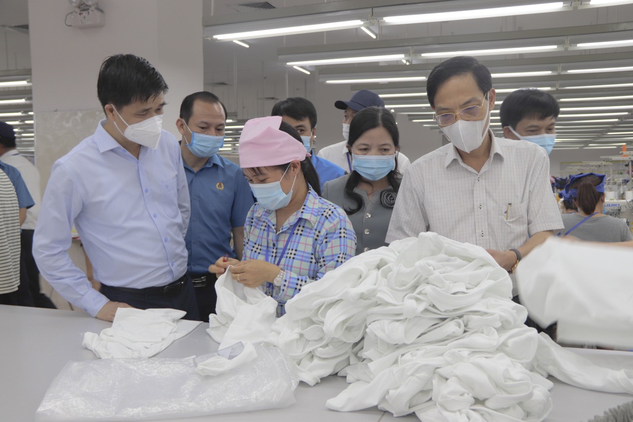 Tổng LĐLĐ trao 100 suất quà cho công nhân lao động Công ty TNHH Sakurai Việt Nam Tổng LĐLĐ trao 100 suất quà cho công nhân lao động Công ty TNHH Sakurai Việt Nam