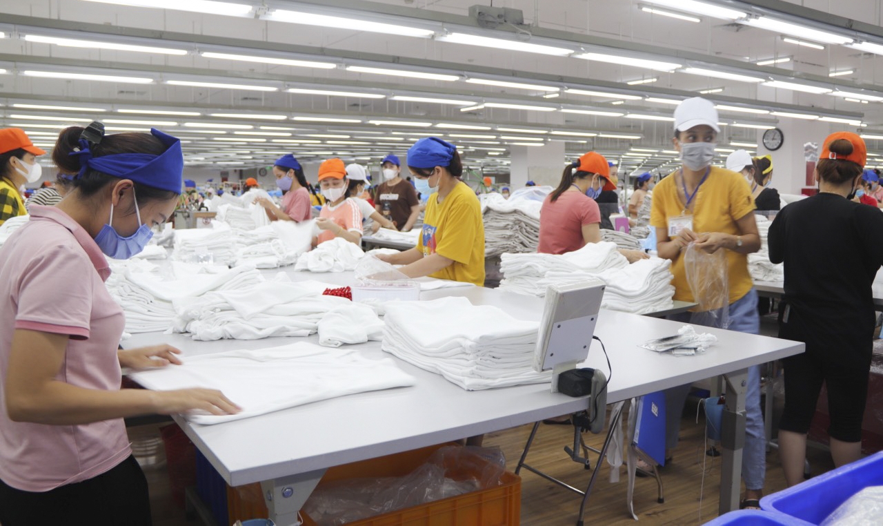 Tổng LĐLĐ trao 100 suất quà cho công nhân lao động Công ty TNHH Sakurai Việt Nam Tổng LĐLĐ trao 100 suất quà cho công nhân lao động Công ty TNHH Sakurai Việt Nam