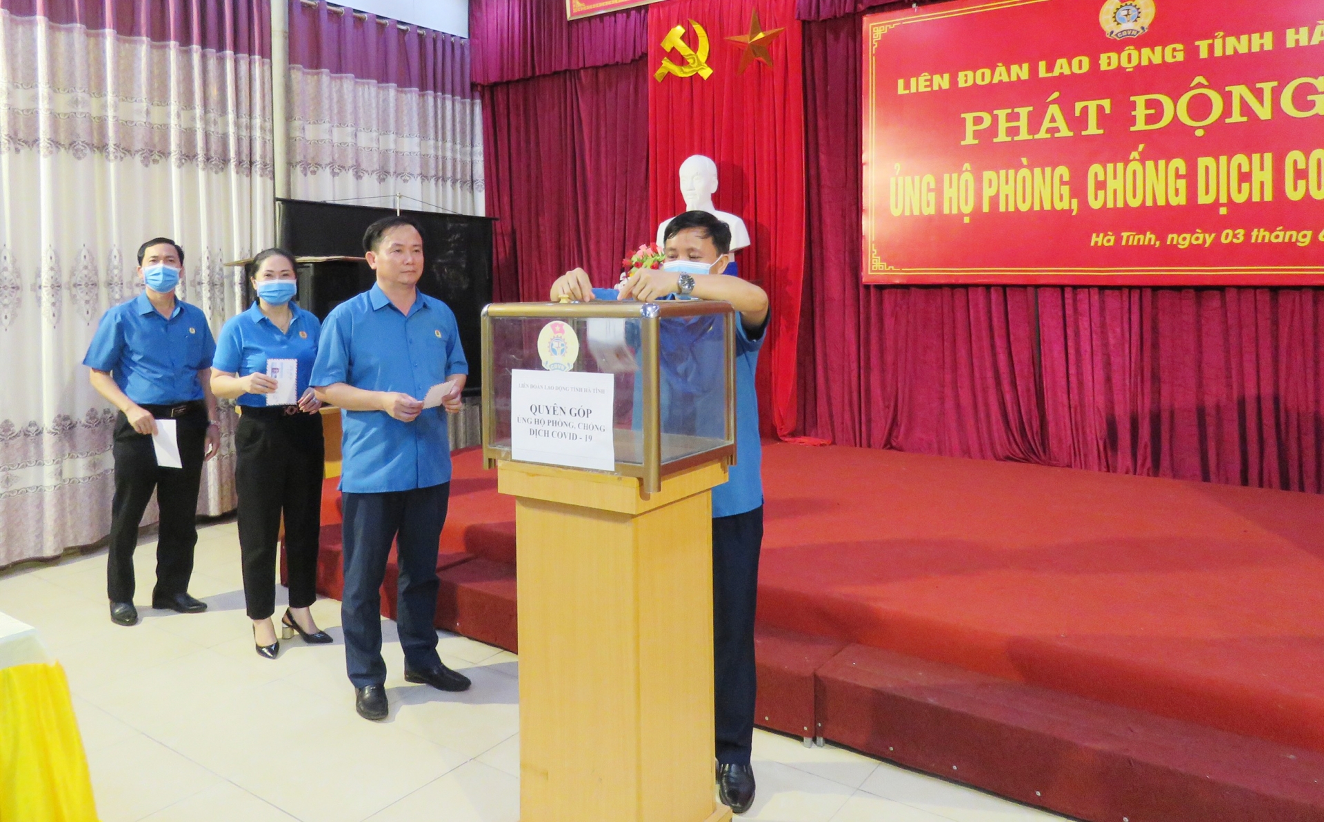 Các cấp Công đoàn Hà Tĩnh đồng hành trong cuộc chiến phòng, chống dịch bệnh Covid-19 Các cấp Công đoàn Hà Tĩnh đồng hành trong cuộc chiến phòng, chống dịch bệnh Covid-19