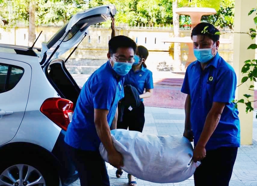 Các cấp công đoàn Hà Tĩnh đồng hành trong cuộc chiến phòng, chống dịch bệnh Covid-19 Các cấp công đoàn Hà Tĩnh đồng hành trong cuộc chiến phòng, chống dịch bệnh Covid-19