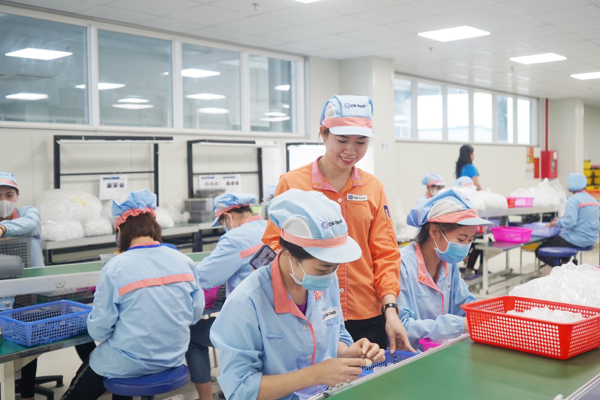 Đẩy mạnh thu hút đầu tư để tạo việc làm ổn định cho người lao động tỉnh nhà Đẩy mạnh thu hút đầu tư để tạo việc làm ổn định cho người lao động tỉnh nhà