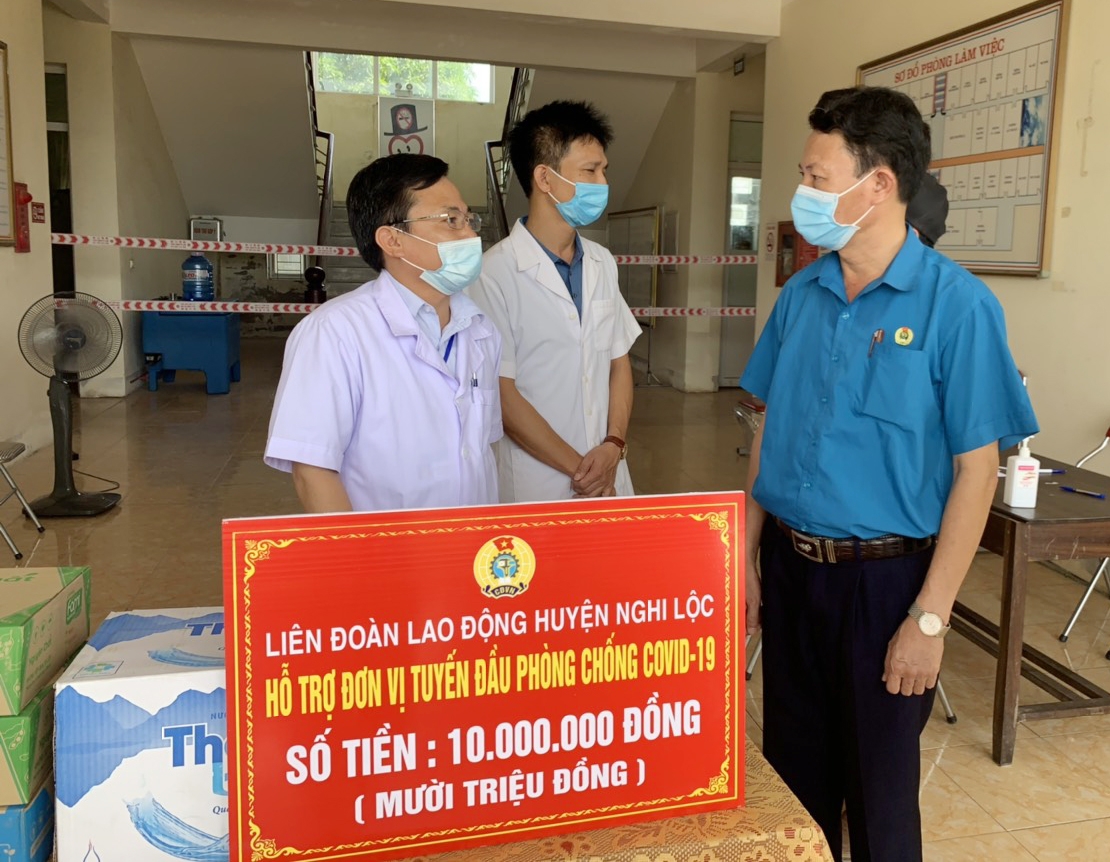 LĐLĐ huyện Nghi Lộc (Nghệ An) tặng quà cho các lực lượng tuyến đầu phòng chống dịch