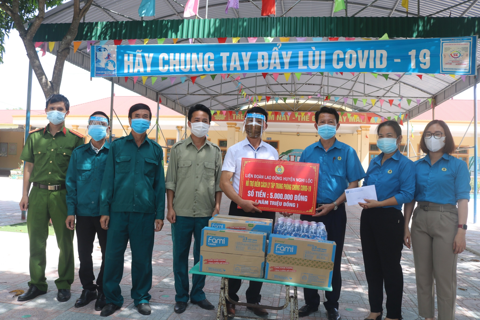 LĐLĐ huyện Nghi Lộc (Nghệ An) tặng quà cho các lực lượng tuyến đầu phòng chống dịch