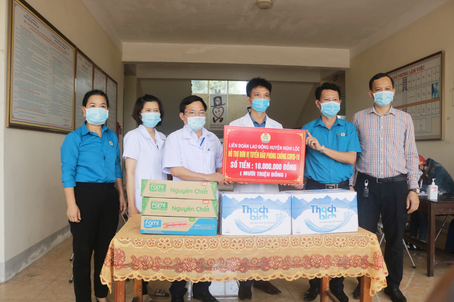 LĐLĐ huyện Nghi Lộc (Nghệ An) tặng quà cho các lực lượng tuyến đầu phòng chống dịch