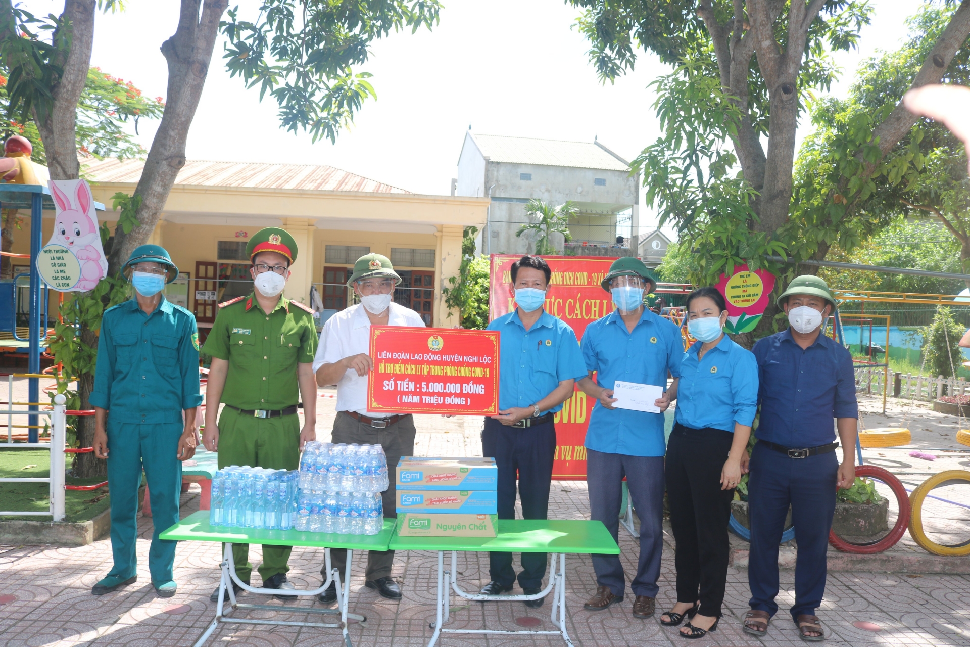 LĐLĐ huyện Nghi Lộc (Nghệ An) tặng quà cho các lực lượng tuyến đầu phòng chống dịch