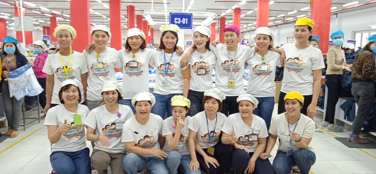 Rực sỡ sắc màu slogan "Hãy cứ làm thật" trên đồng phục người lao động MiAn