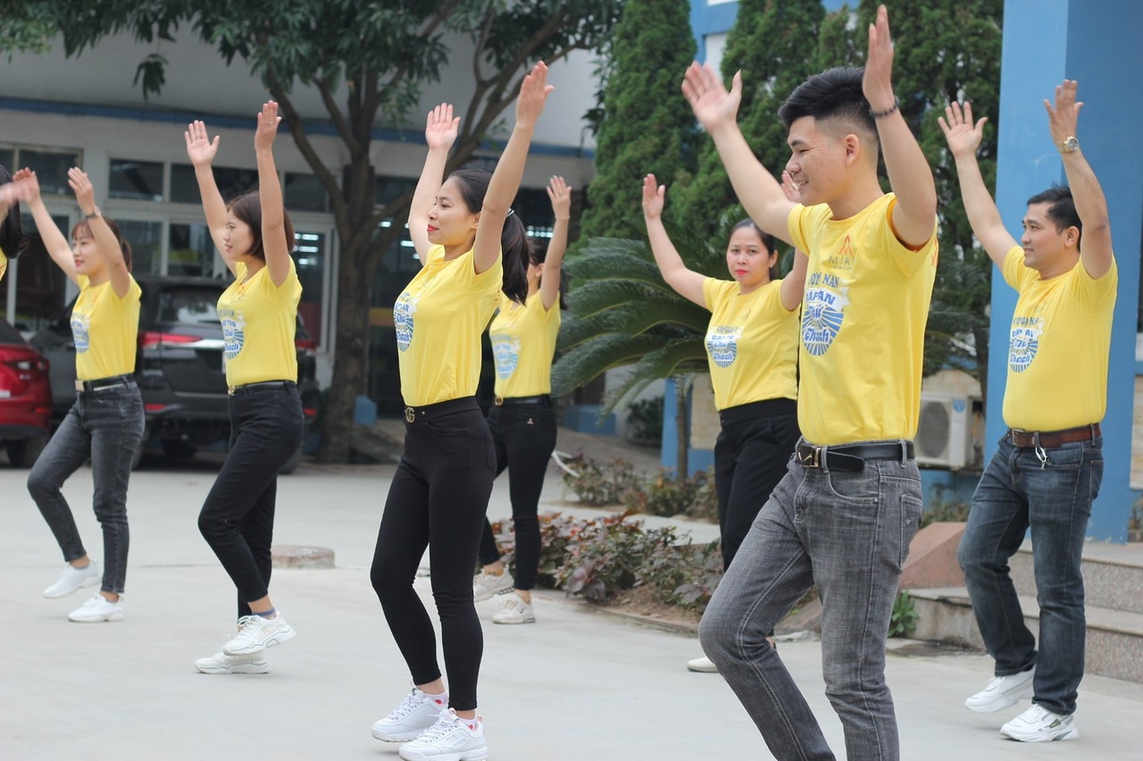 Rực sỡ sắc màu đồng phục Công ty May Minh Anh - Kim Liên