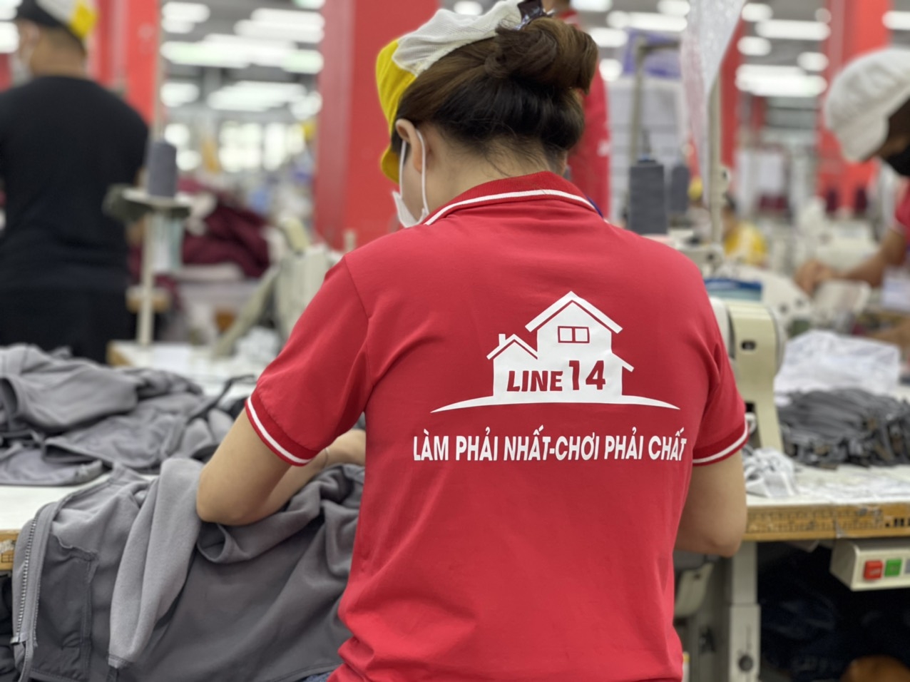 Rực sỡ sắc màu slogan "Hãy cứ làm thật" trên đồng phục người lao động MiAn