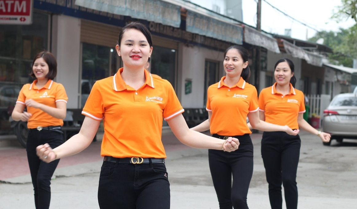 Rực sỡ sắc màu slogan "Hãy cứ làm thật" trên đồng phục người lao động MiAn