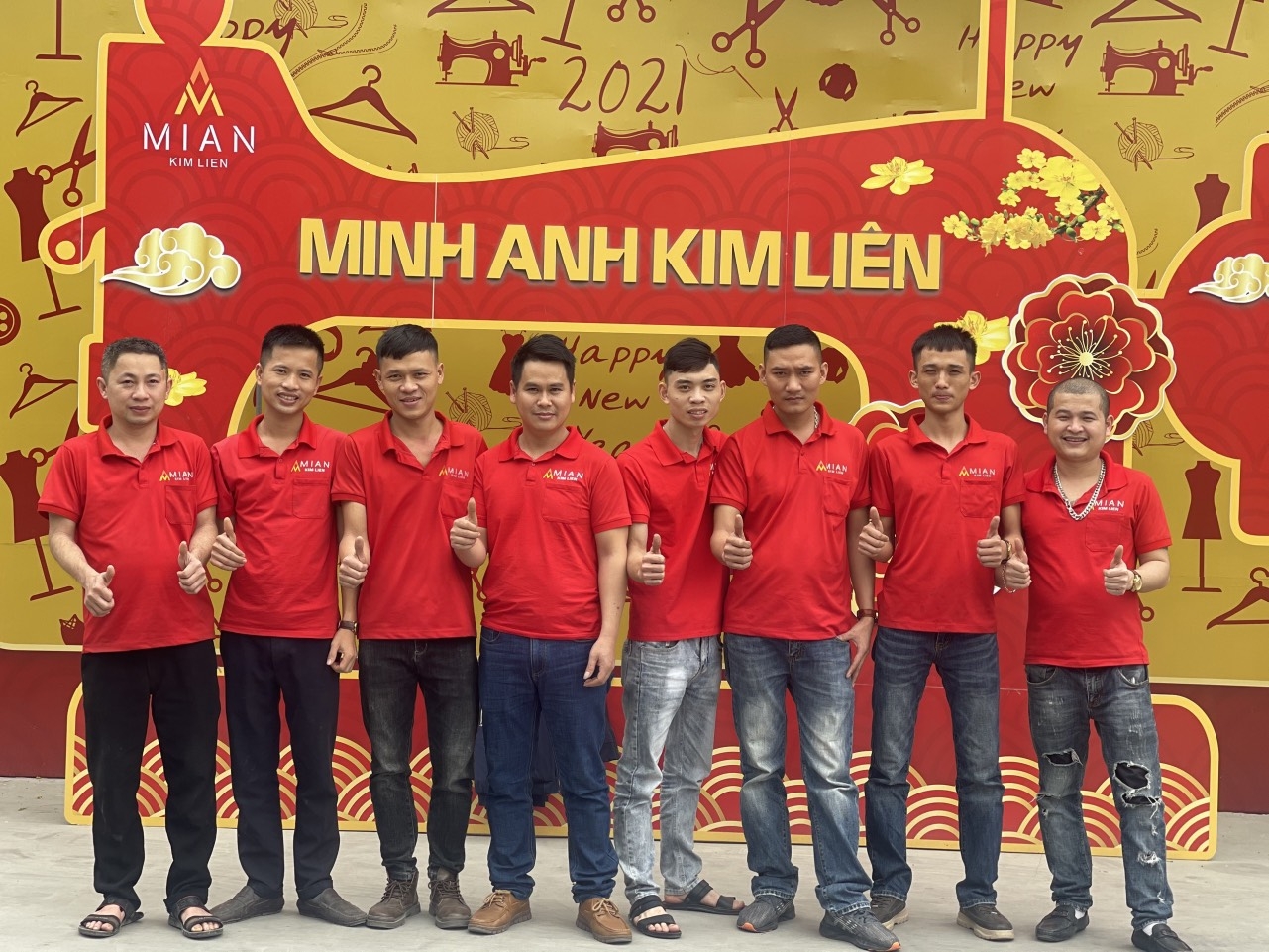 Rực sỡ sắc màu slogan"Hãy cứ làm thật" trên đồng phục người lao động MiAn