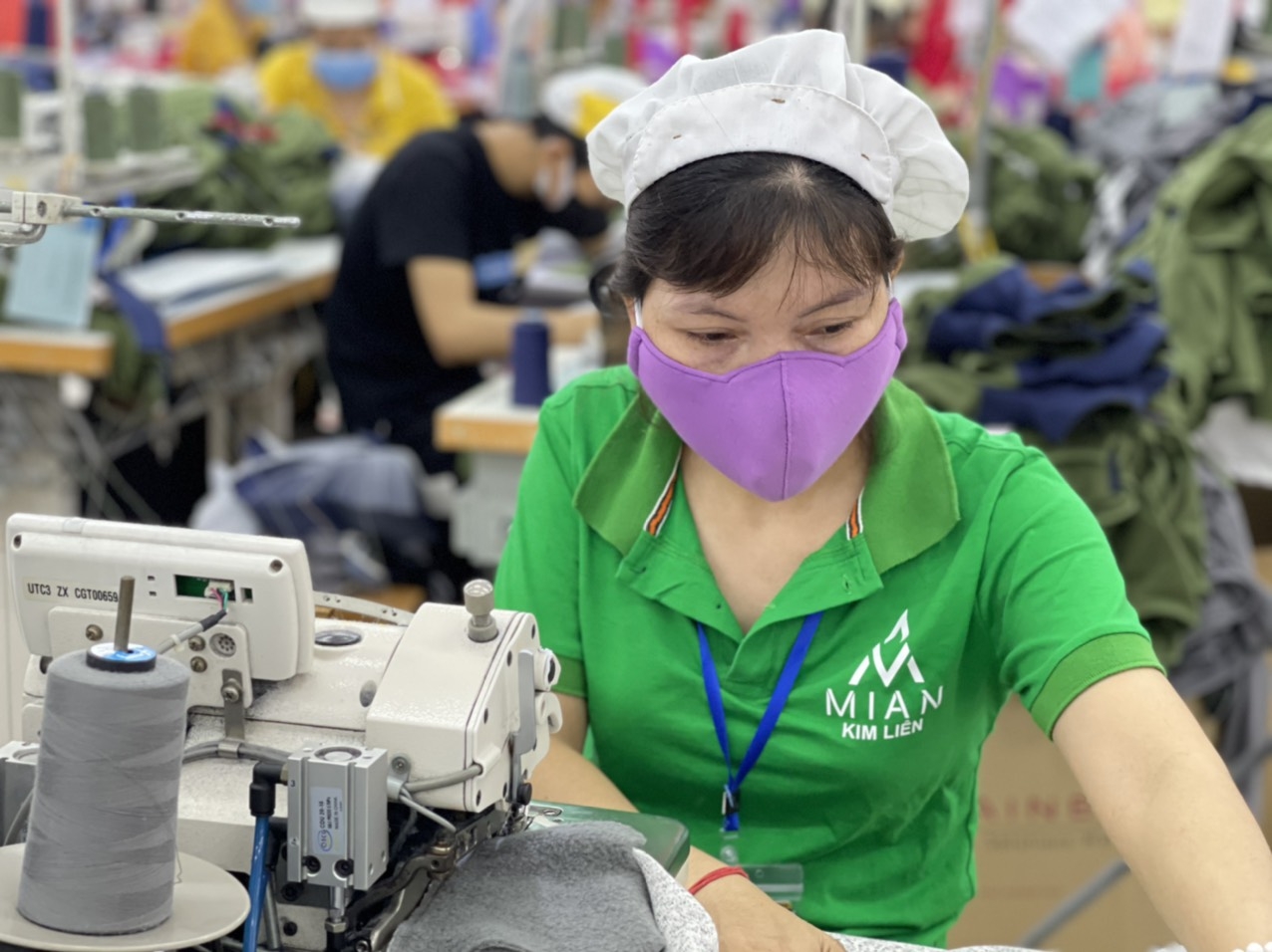 Rực sỡ sắc màu slogan "Hãy cứ làm thật" trên đồng phục người lao động MiAn