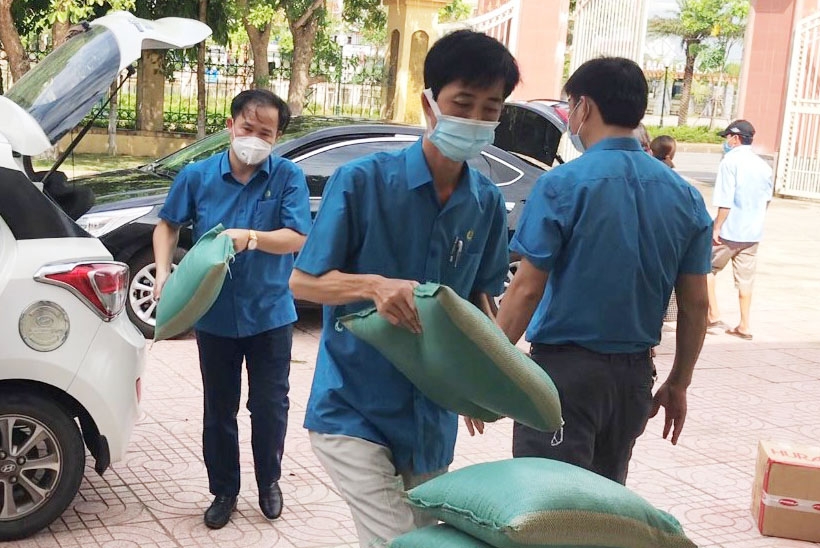 Các cấp Công đoàn Hà Tĩnh trao gửi yêu thương đến người dân TP HCM và các tỉnh phía Nam