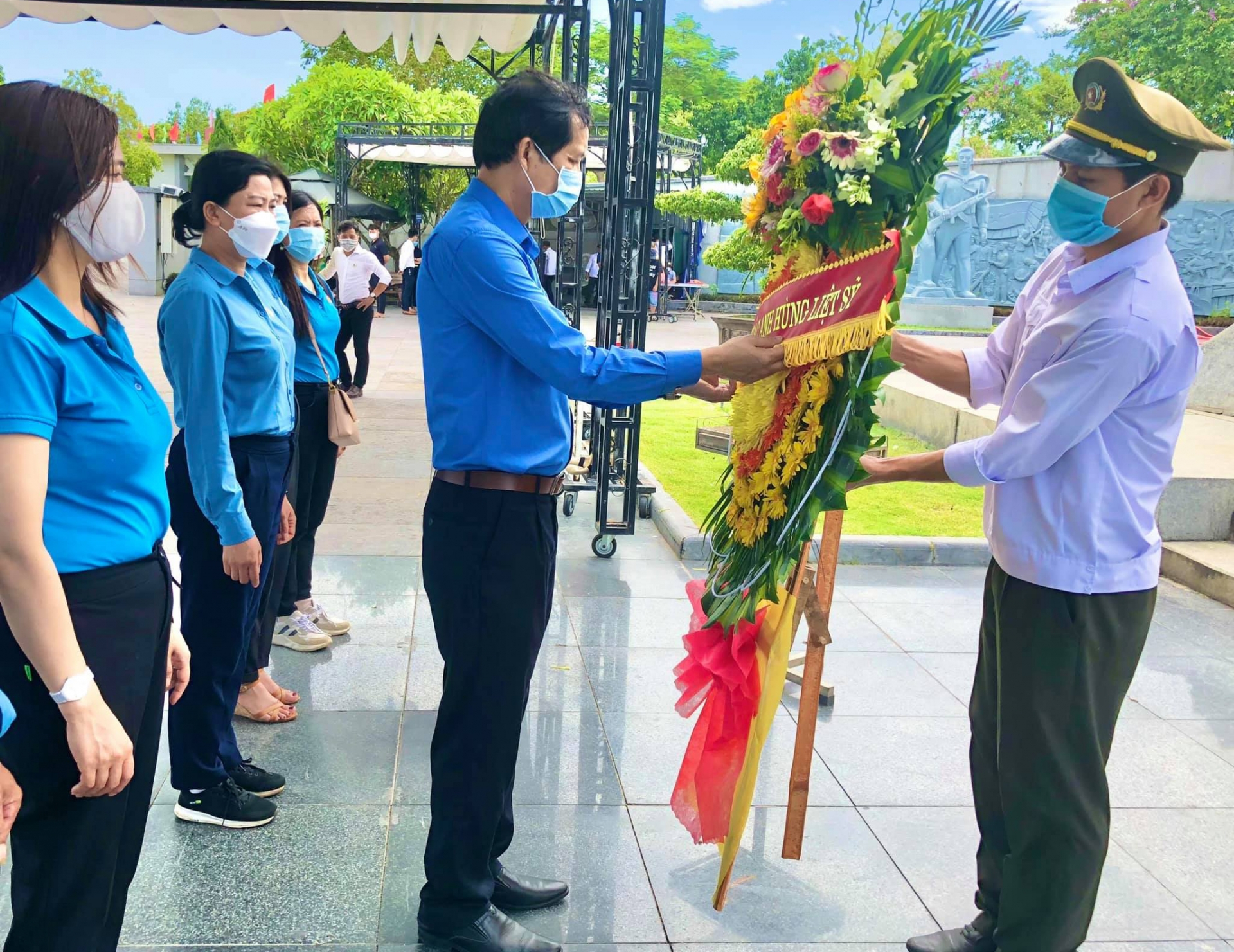 LĐLĐ tỉnh Quảng Trị dâng hương tưởng nhớ các anh hùng liệt sĩ