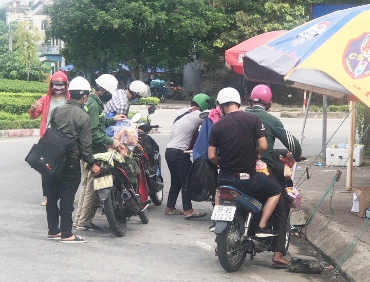 Hỗ trợ khẩn cấp cho 2.000 hộ dân Nghệ An ở tâm dịch phía Nam, mỗi hộ 1 triệu đồng Hỗ trợ khẩn cấp cho 2.000 hộ dân Nghệ An ở tâm dịch phía Nam, mỗi hộ 1 triệu đồng