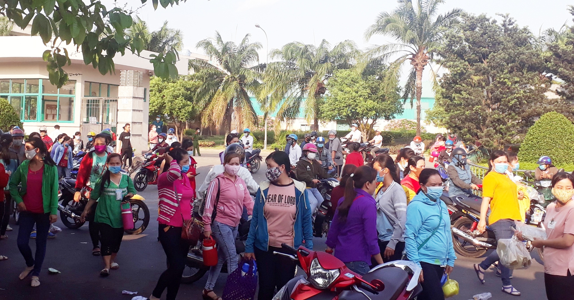 Tạm hoãn hợp đồng lao động do dịch bệnh thì lương và BHXH thực hiện như thế nào