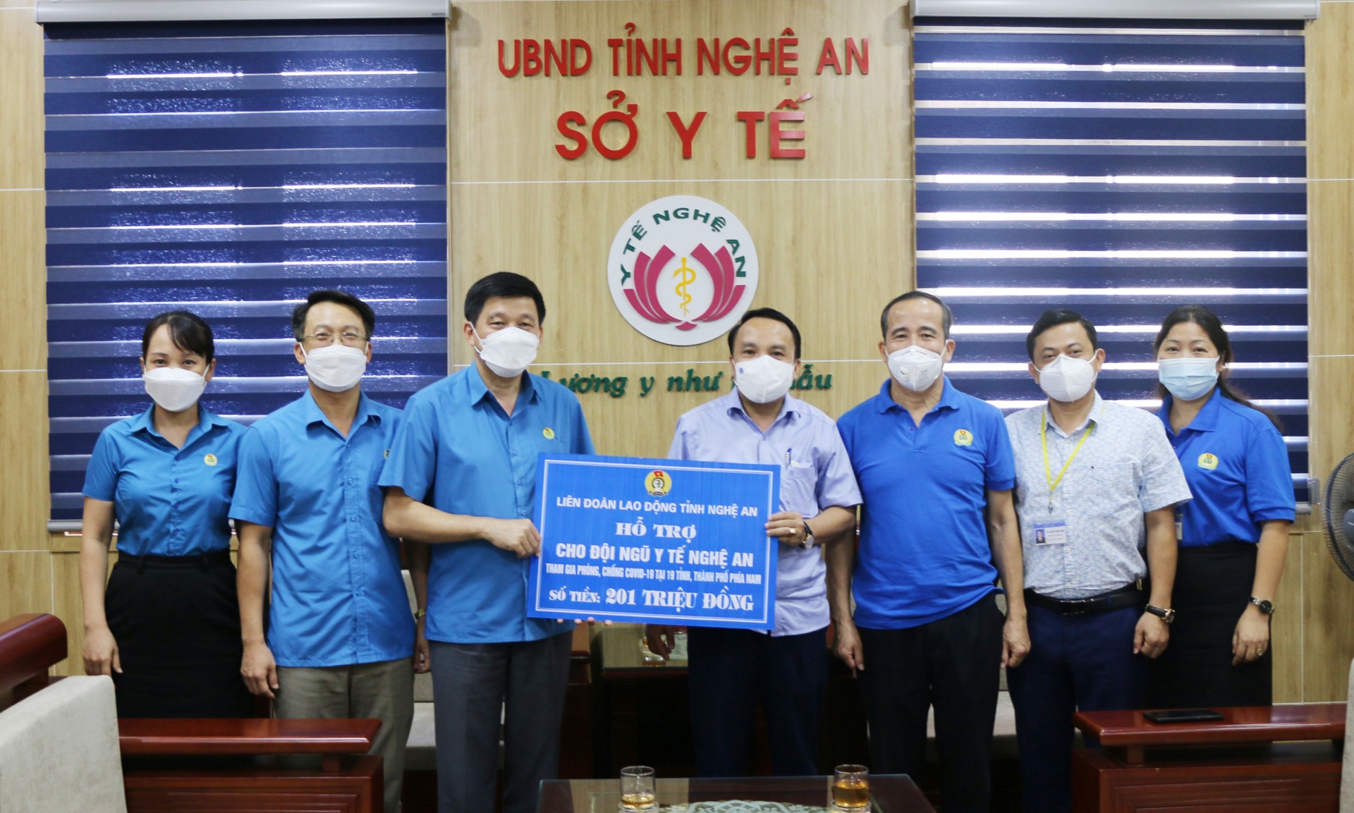 Hỗ trợ 201 triệu đồng cho nhân viên y tế Nghệ An đang làm nhiệm vụ ở các tỉnh phía Nam Hỗ trợ 201 triệu đồng cho nhân viên y tế Nghệ An đang làm nhiệm vụ ở các tỉnh phía Nam
