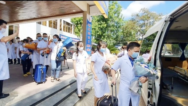 Hỗ trợ 201 triệu đồng cho nhân viên y tế Nghệ An đang làm nhiệm vụ ở các tỉnh phía Nam Hỗ trợ 201 triệu đồng cho nhân viên y tế Nghệ An đang làm nhiệm vụ ở các tỉnh phía Nam