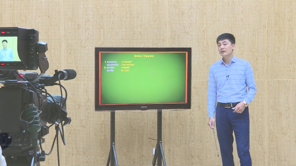 Bảo đảm điều kiện dạy và học phù hợp với tình hình dịch Covid-19 Phó Thủ tướng Chính phủ Vũ Đức Đam yêu cầu giảm tải chương trình học trực tuyến
