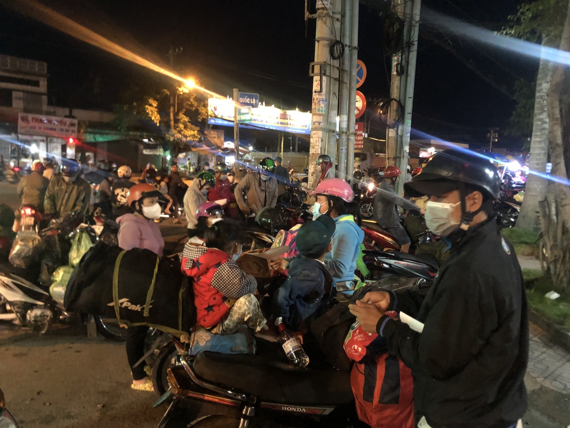 Thủ tướng kêu gọi người dân kiềm chế, không tự phát về quê