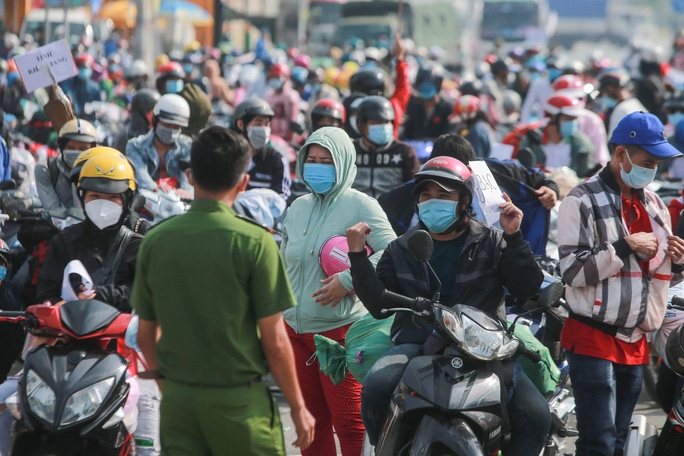 Thủ tướng kêu gọi người dân kiềm chế, không tự phát về quê