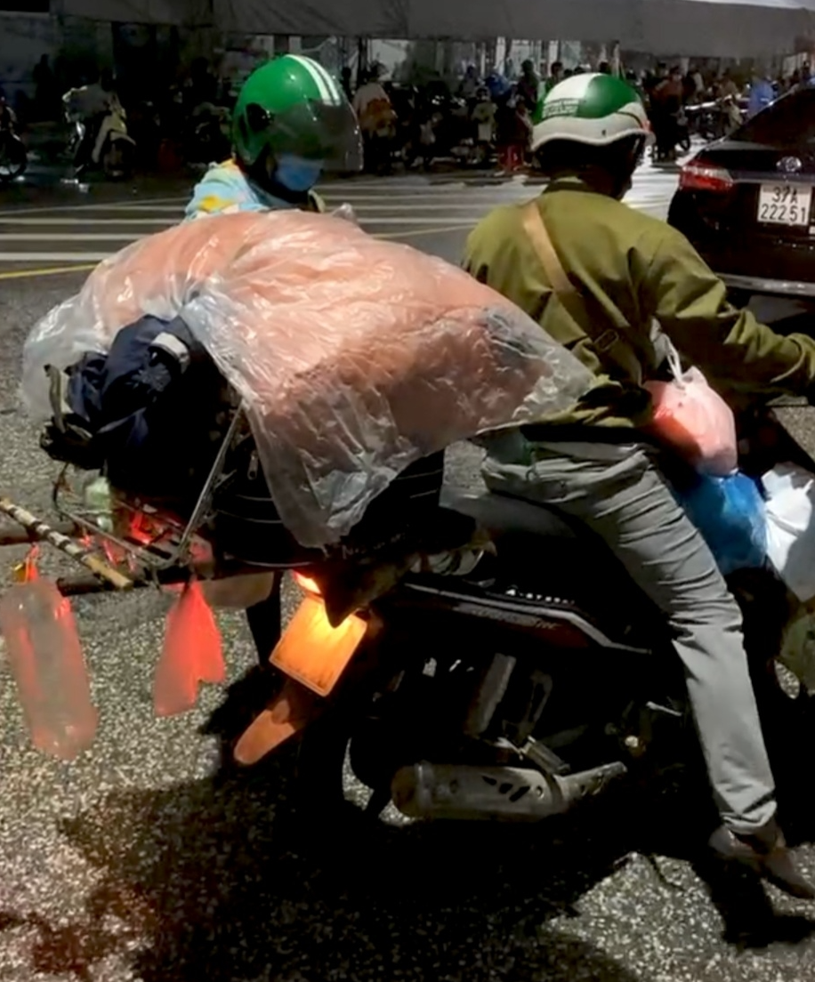 Bé trai 15 ngày tuổi cùng bố mẹ vượt cả nghìn về quê trốn dịch Bé trai 15 ngày tuổi cùng bố mẹ vượt hàng ngàn km về quê trốn dịch