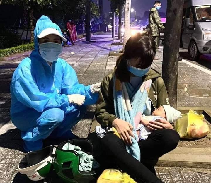 Bé trai 15 ngày tuổi cùng bố mẹ vượt cả nghìn về quê trốn dịch Bé trai 15 ngày tuổi cùng bố mẹ vượt hàng ngàn km về quê trốn dịch
