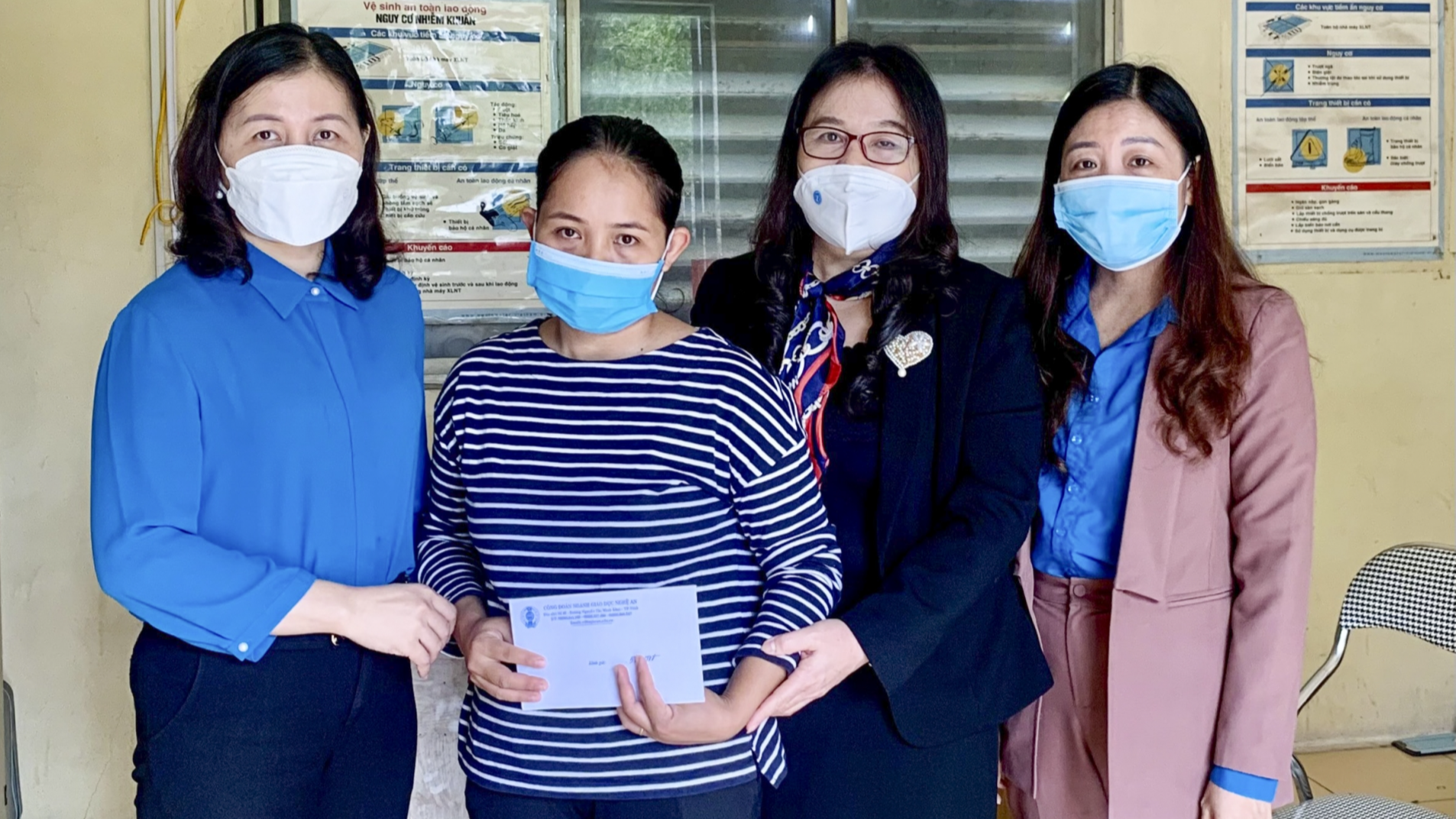 Công đoàn ngành Giáo dục Nghệ An trao quà cho đoàn viên nữ có hoàn cảnh khó khăn Công đoàn ngành Giáo dục Nghệ An trao quà cho đoàn viên nữ có hoàn cảnh khó khăn