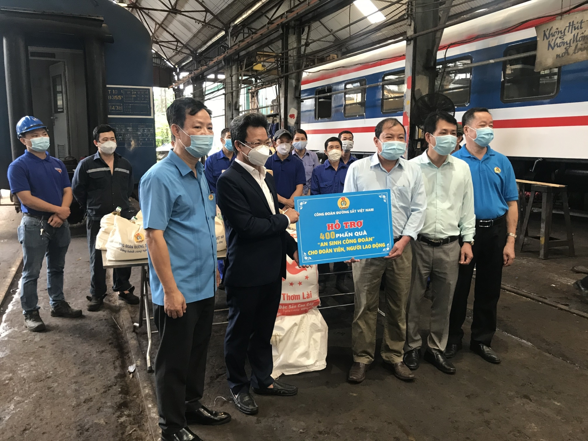 Công đoàn Đường sắt Việt Nam trao túi "an sinh công đoàn cho NLĐ khu vực Thanh Hóa, Nghệ An
