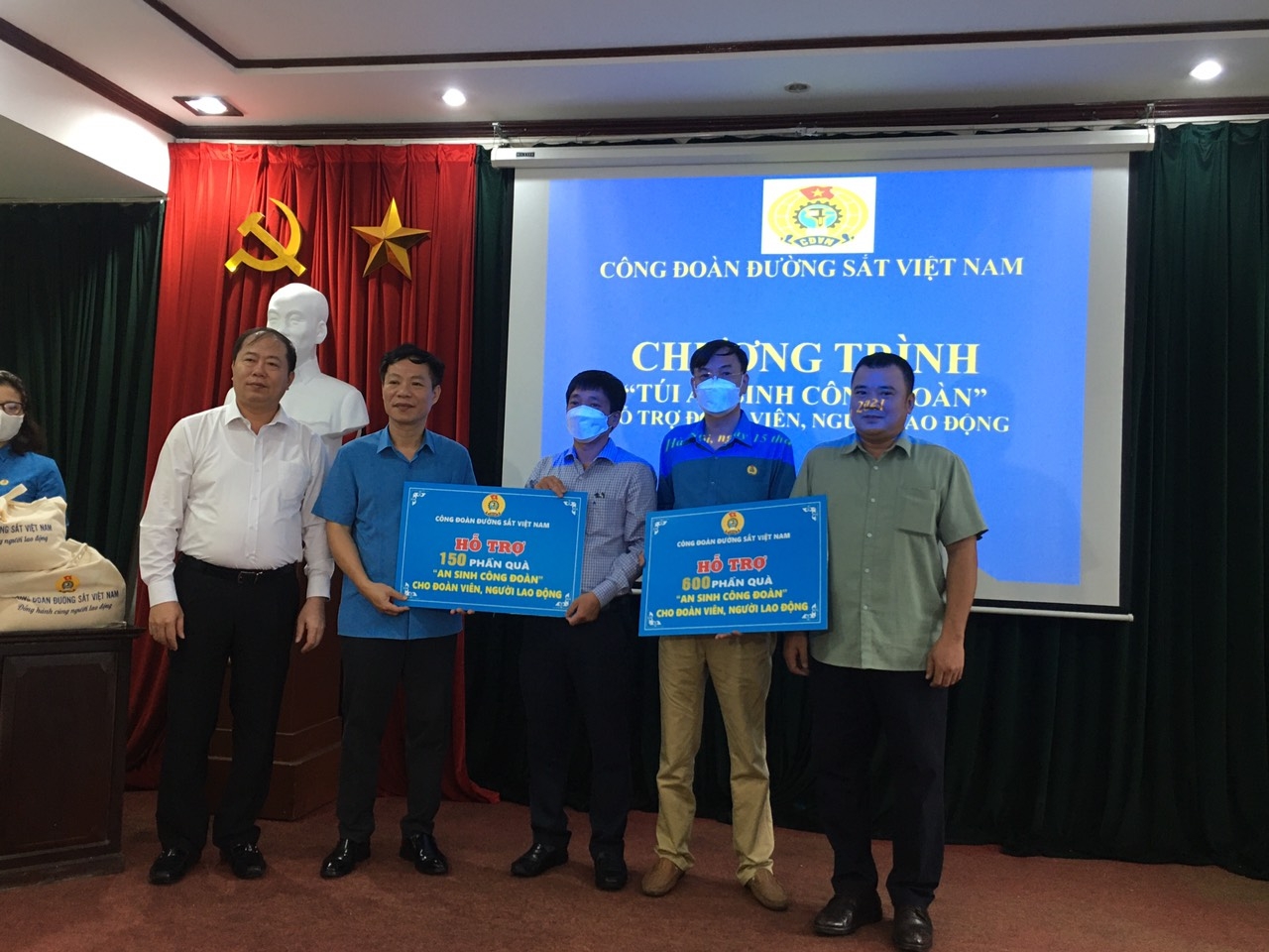 Công đoàn Đường sắt Việt Nam trao túi "an sinh công đoàn cho NLĐ khu vực Thanh Hóa, Nghệ An