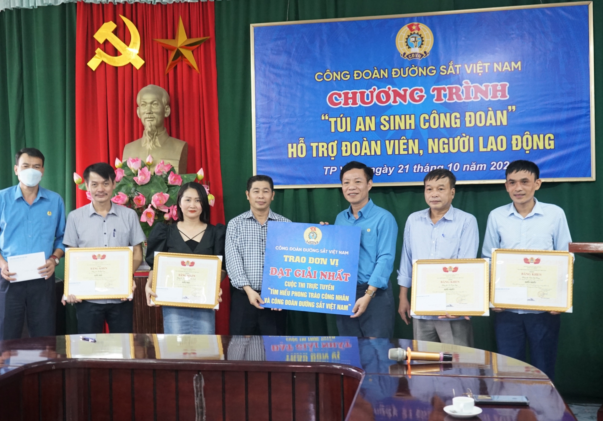 Công đoàn Đường sắt Việt Nam trao túi "an sinh công đoàn cho NLĐ khu vực Thanh Hóa, Nghệ An