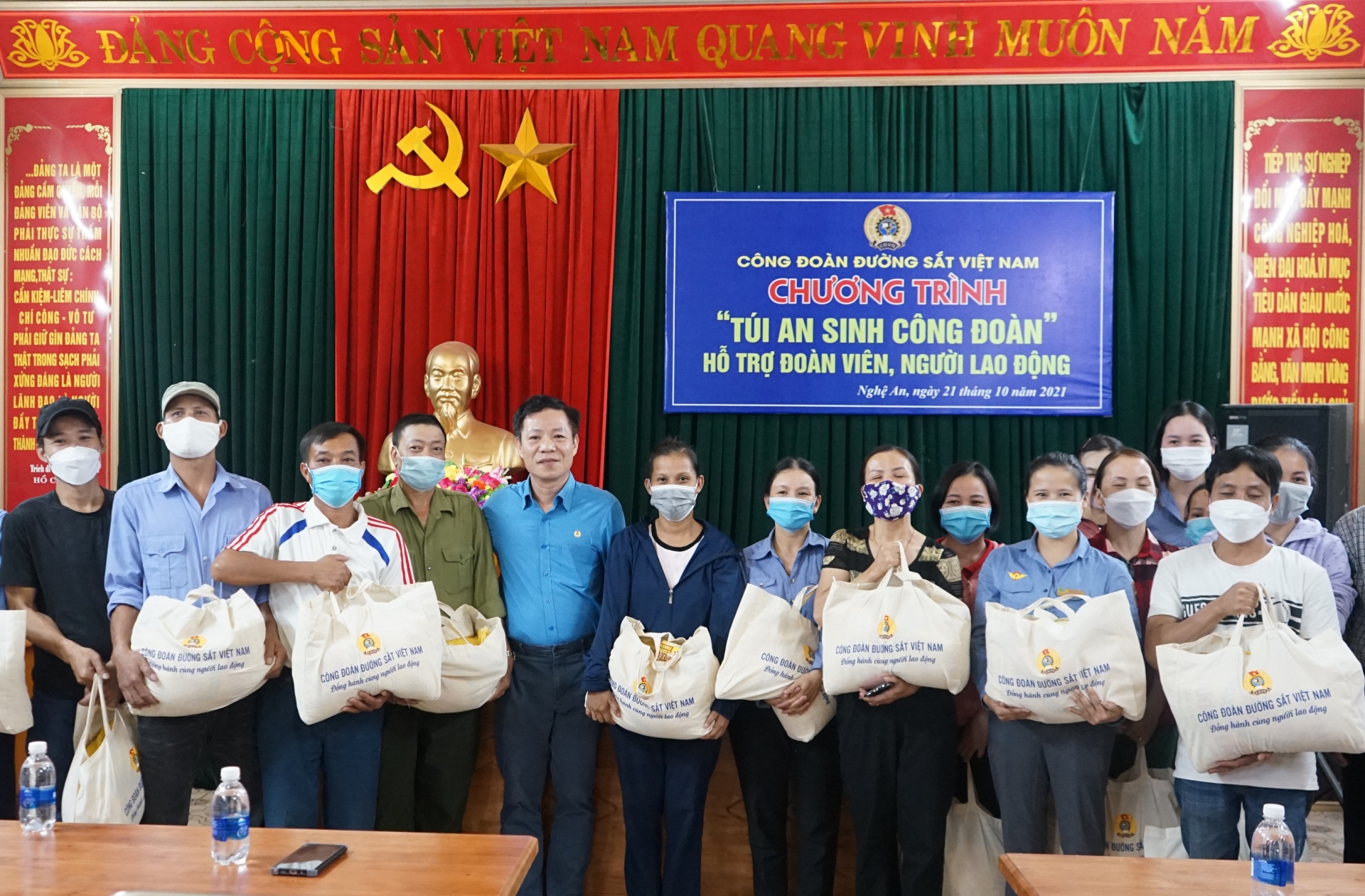 Công đoàn Đường sắt Việt Nam trao túi "an sinh công đoàn cho NLĐ khu vực Thanh Hóa, Nghệ An
