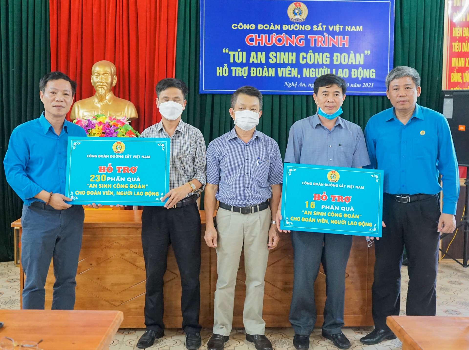 Công đoàn Đường sắt Việt Nam trao túi "An sinh Công đoàn" cho NLĐ khu vực Nghệ An