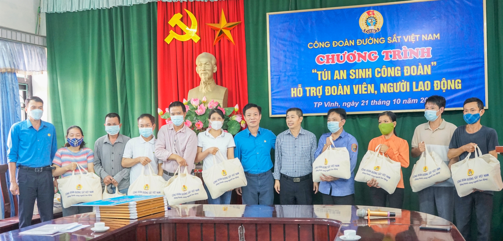 Công đoàn Đường sắt Việt Nam trao túi "an sinh công đoàn cho NLĐ khu vực Thanh Hóa, Nghệ An