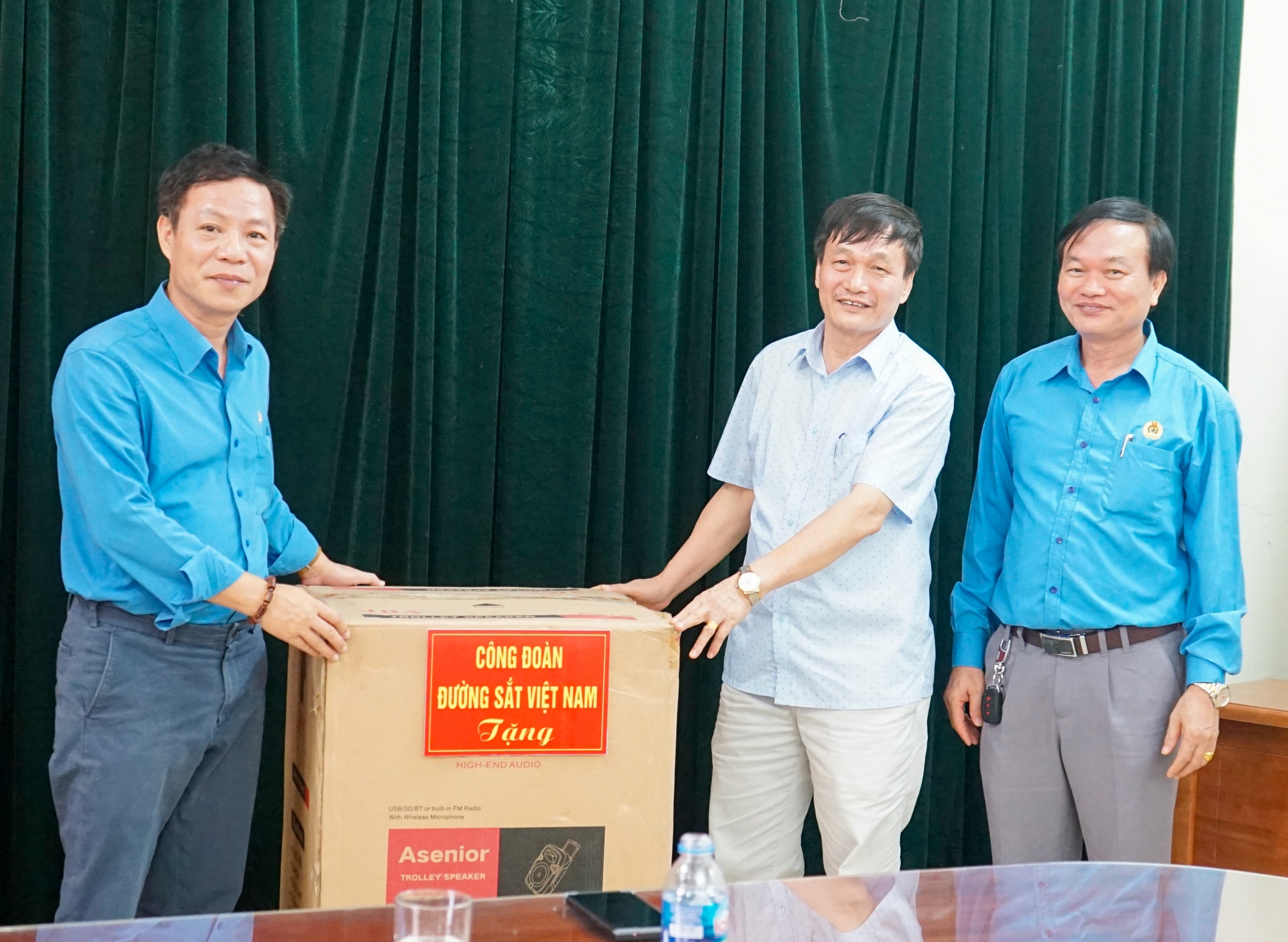 Công đoàn Đường sắt Việt Nam trao túi "an sinh công đoàn cho NLĐ khu vực Thanh Hóa, Nghệ An