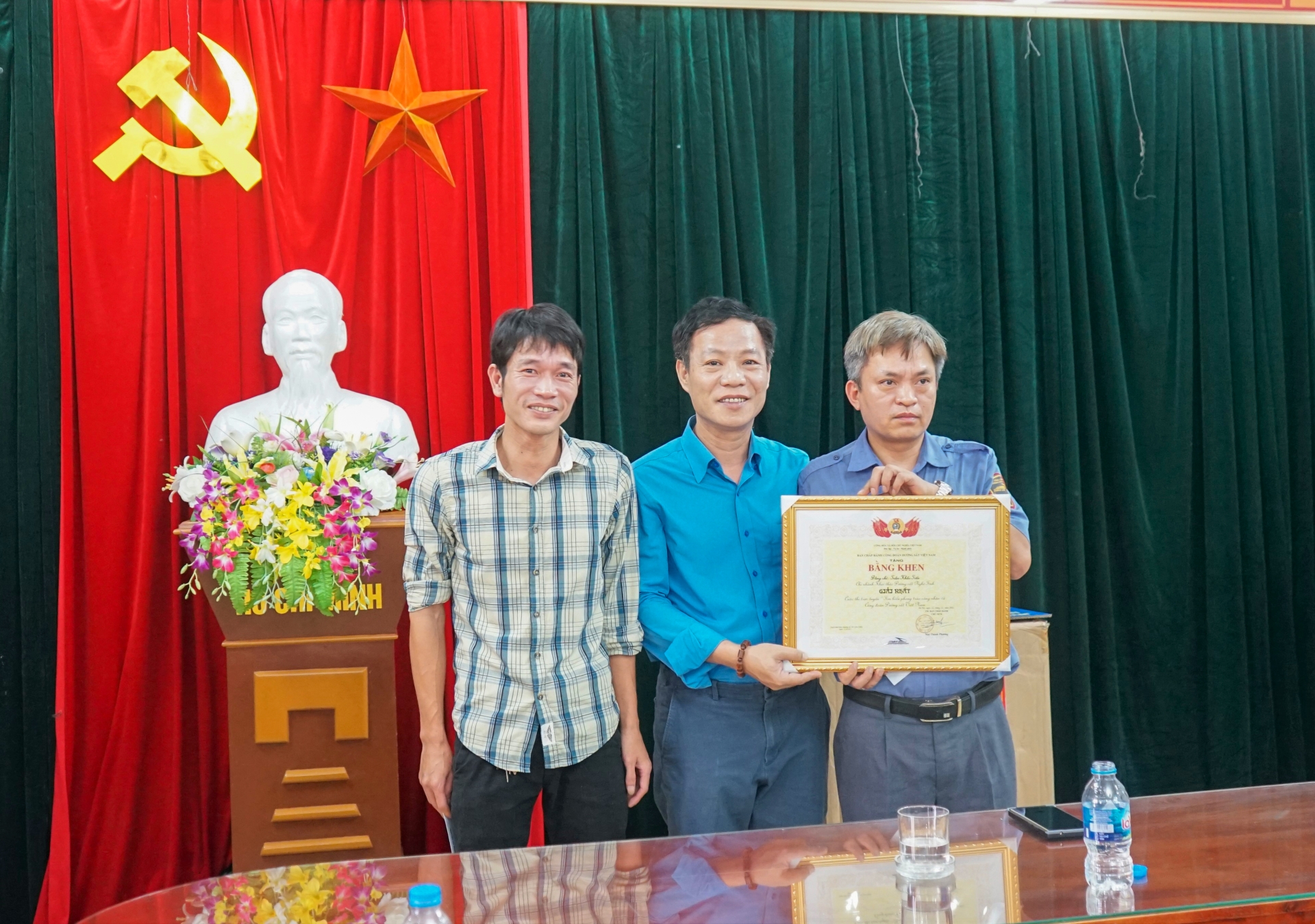 Công đoàn Đường sắt Việt Nam trao túi "an sinh công đoàn cho NLĐ khu vực Thanh Hóa, Nghệ An