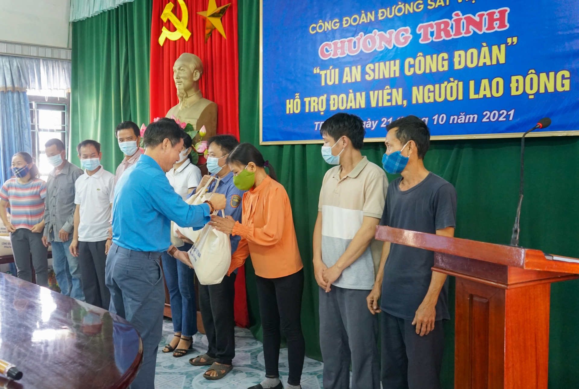 Công đoàn Đường sắt Việt Nam trao túi "An sinh Công đoàn" cho NLĐ khu vực Nghệ An