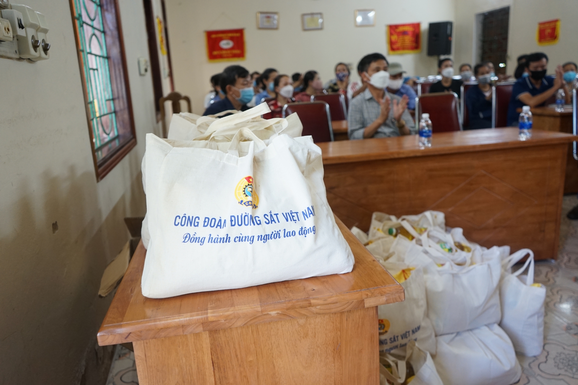 Công đoàn Đường sắt Việt Nam trao túi "An sinh Công đoàn" cho NLĐ khu vực Nghệ An