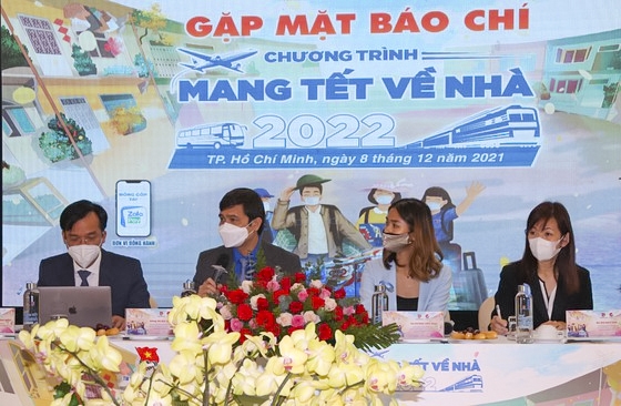 Tặng hàng ngàn vé máy bay, tàu xe cho sinh viên, công nhân về nhà ăn Tết Tặng hàng ngàn vé máy bay, tàu xe cho sinh viên, công nhân về nhà ăn Tết