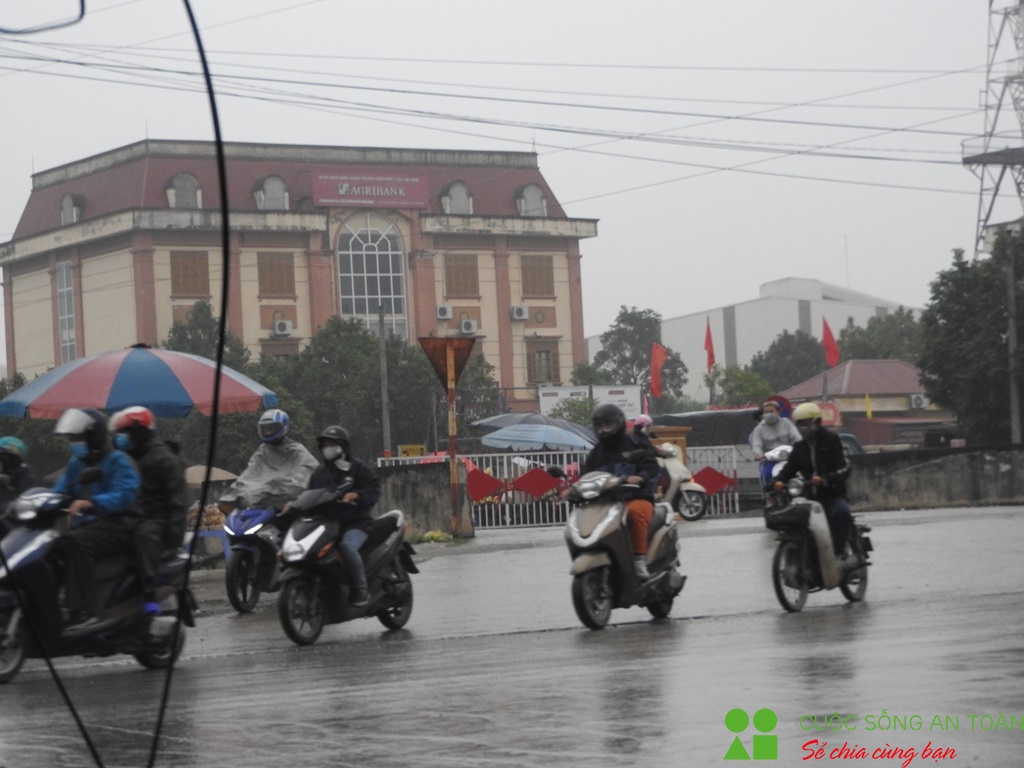 Cận cảnh những chiếc xe có dấu hiệu "quá tải" tại khu vực KCN Gián Khẩu can canh nhung chiec xe co dau hieu qua tai tai khu vuc kcn gian khau