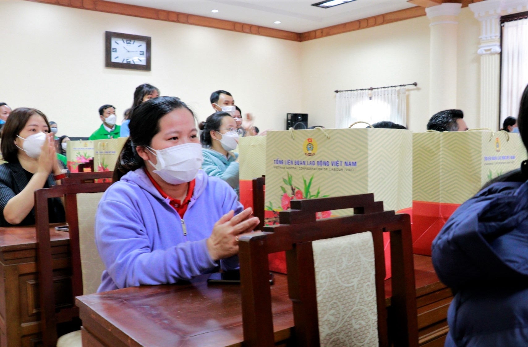 Phó Thủ tướng Vũ Đức Đam thăm hỏi và trao quà Tết cho hộ nghèo, CNLĐ gặp khó khăn Phó Thủ tướng Vũ Đức Đam thăm hỏi và trao quà Tết cho hộ nghèo, CNLĐ gặp khó khăn
