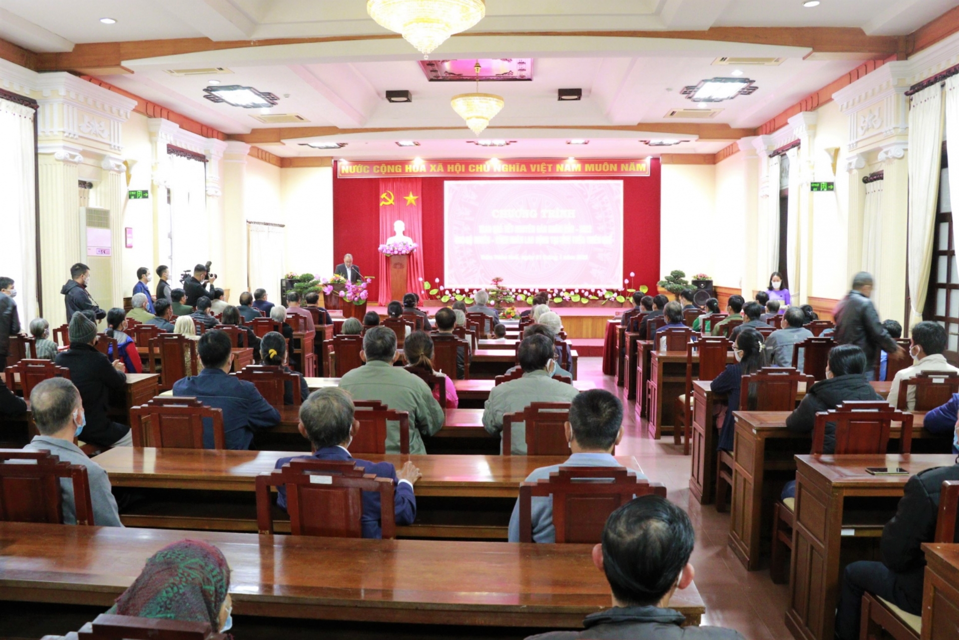 Phó Thủ tướng Vũ Đức Đam thăm hỏi và trao quà Tết cho hộ nghèo, CNLĐ gặp khó khăn Phó Thủ tướng Vũ Đức Đam thăm hỏi và trao quà Tết cho hộ nghèo, CNLĐ gặp khó khăn