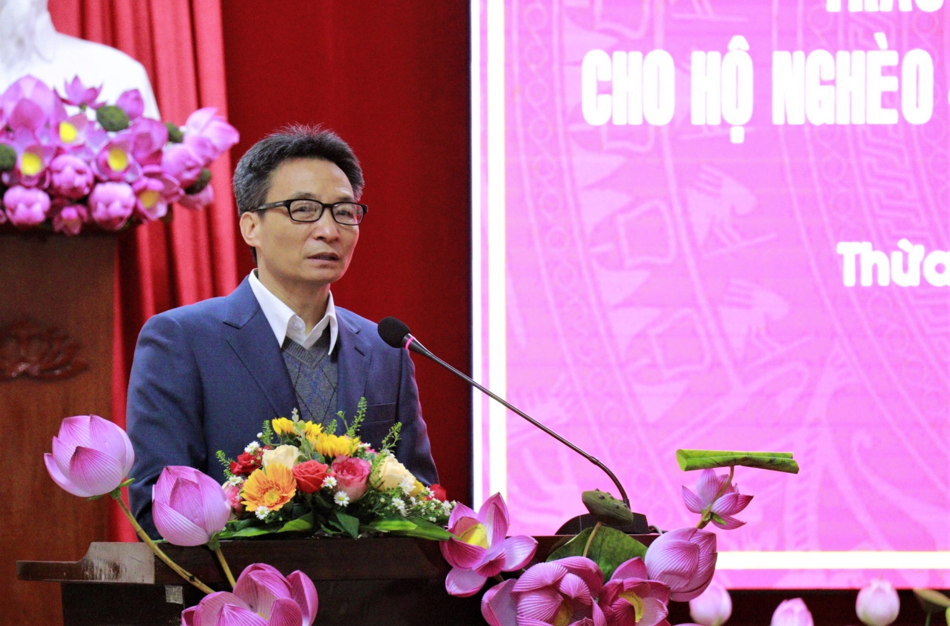 Phó Thủ tướng Vũ Đức Đam thăm hỏi và trao quà Tết cho hộ nghèo, CNLĐ gặp khó khăn Phó Thủ tướng Vũ Đức Đam thăm hỏi và trao quà Tết cho hộ nghèo, CNLĐ gặp khó khăn