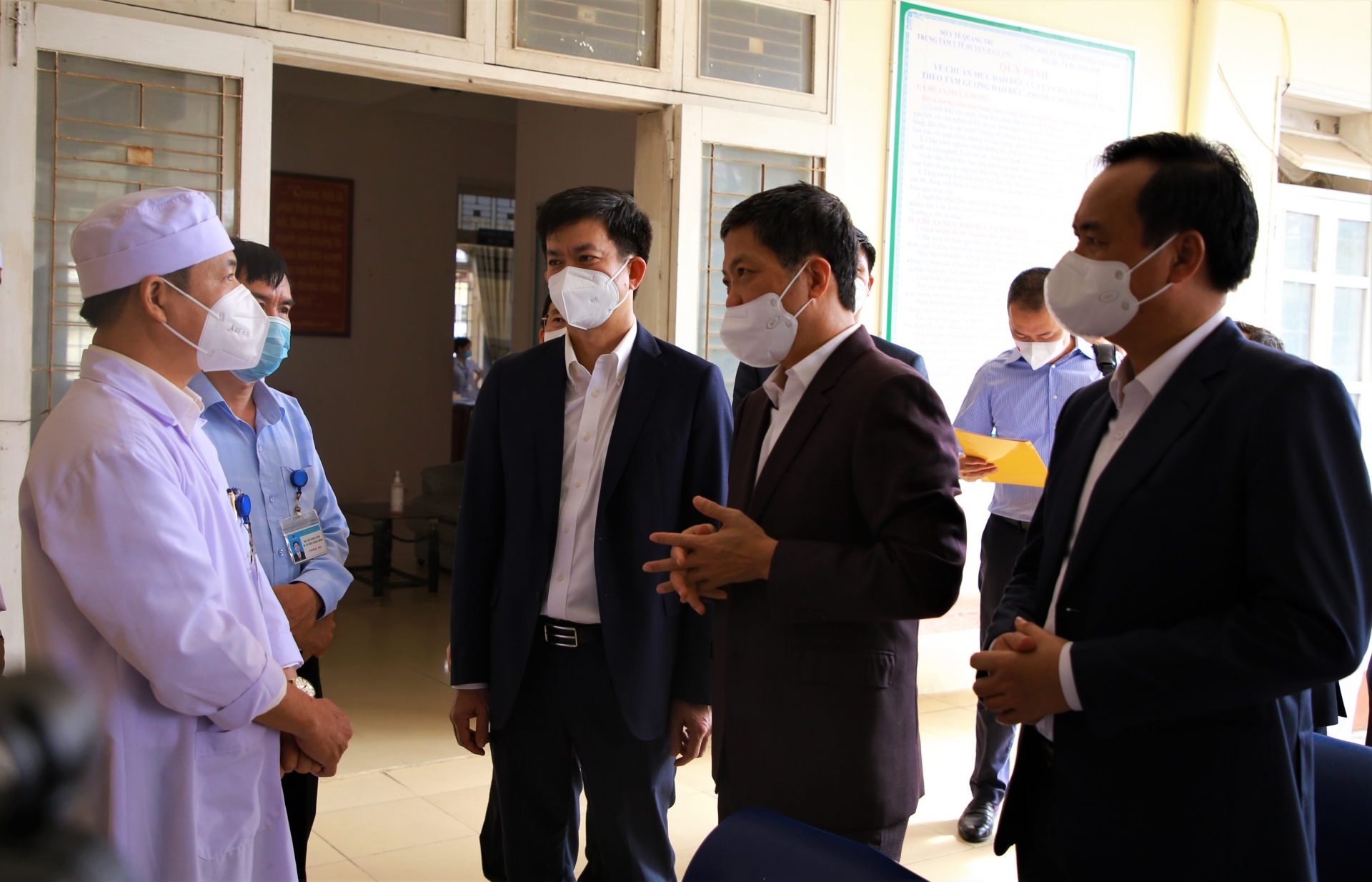 Trưởng Ban Kinh tế Trung ương tặng quà cho người lao động, hộ nghèo ở Quảng Trị