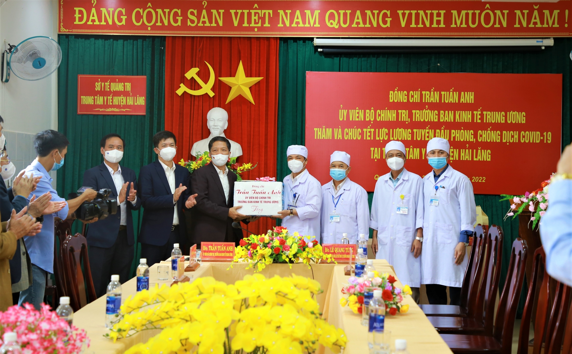 Trưởng Ban Kinh tế Trung ương tặng quà cho người lao động, hộ nghèo ở Quảng Trị