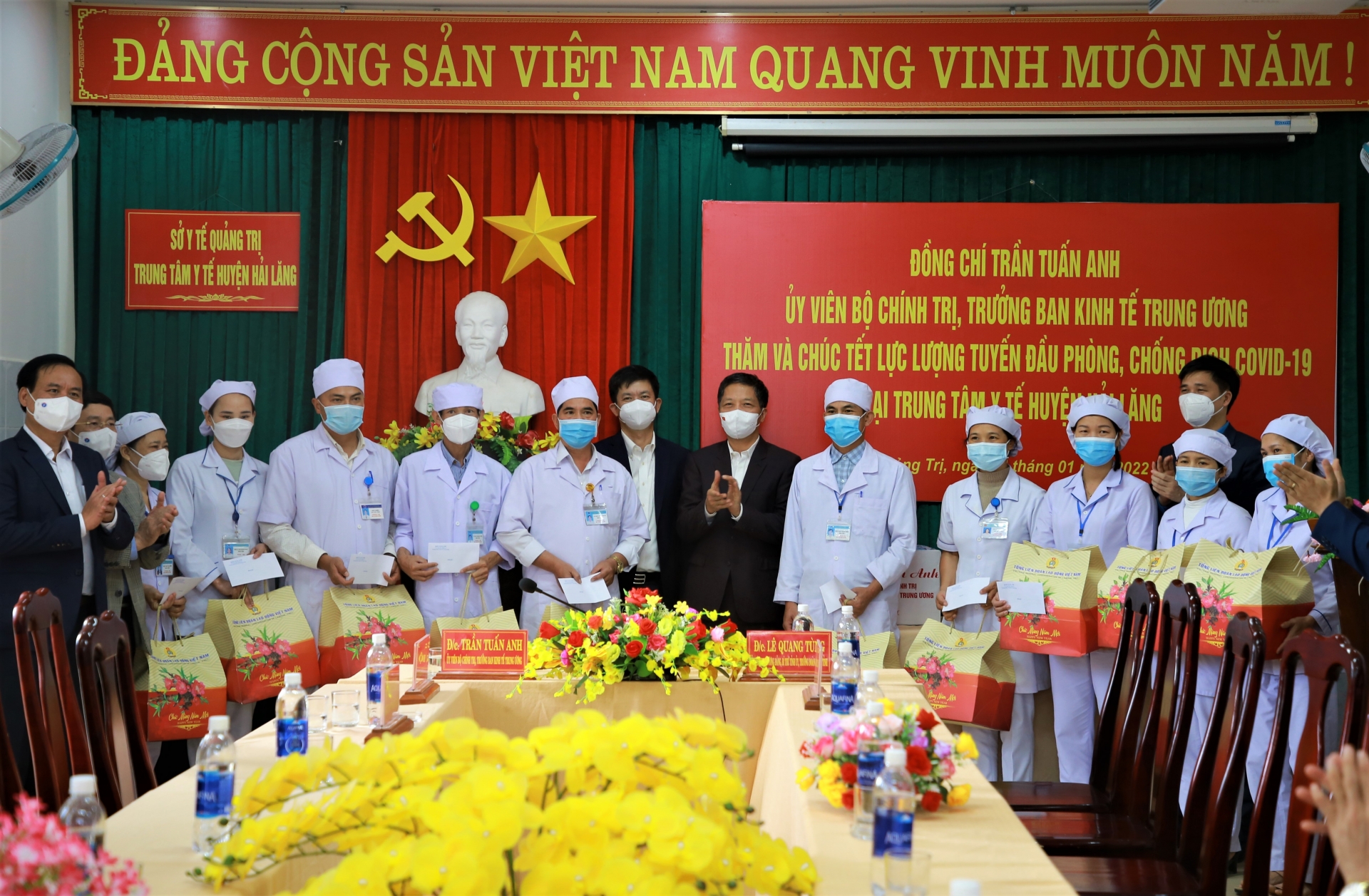 Trưởng Ban Kinh tế Trung ương tặng quà cho người lao động, hộ nghèo ở Quảng Trị