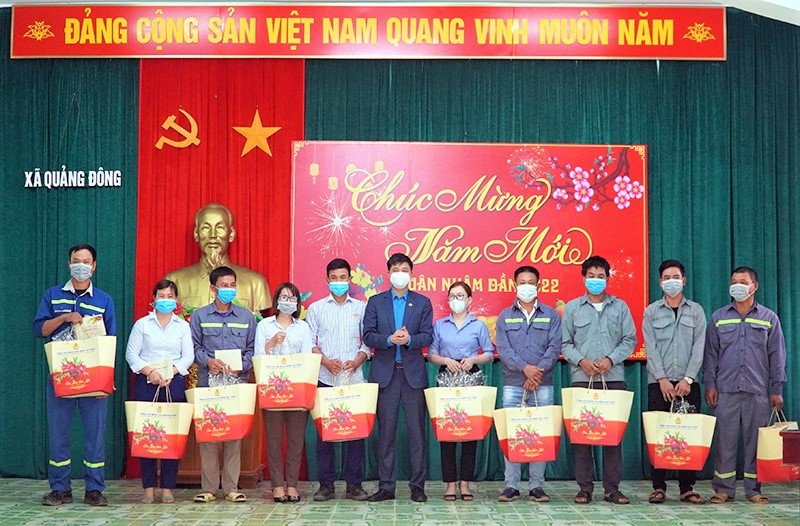 Chủ nhiệm Ủy ban Kiểm tra Trung ương tặng quà cho người lao động, hộ nghèo ở Quảng Bình