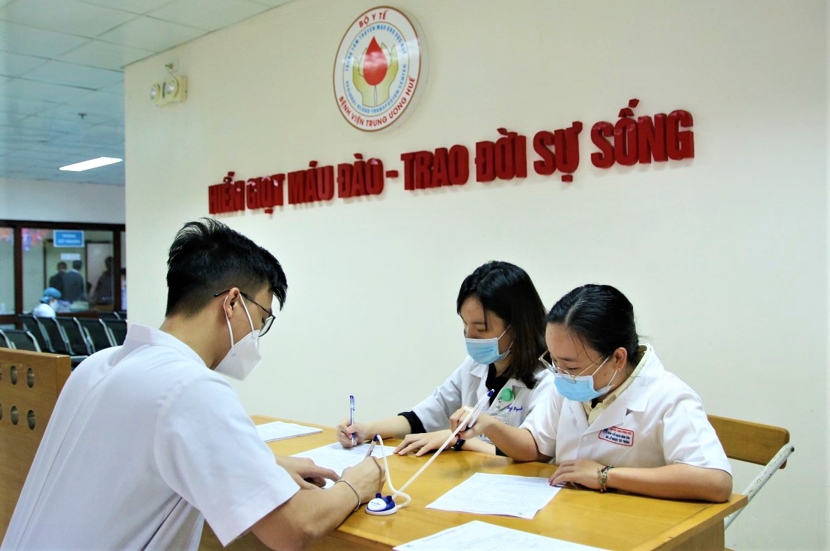 Hàng trăm đoàn viên Bệnh viện Trung ương Huế tham gia hiến máu đầu năm mới