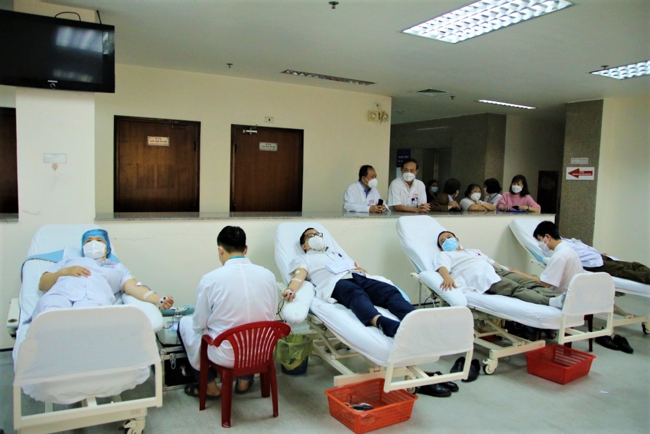 Hàng trăm đoàn viên Bệnh viện Trung ương Huế tham gia hiến máu đầu năm mới