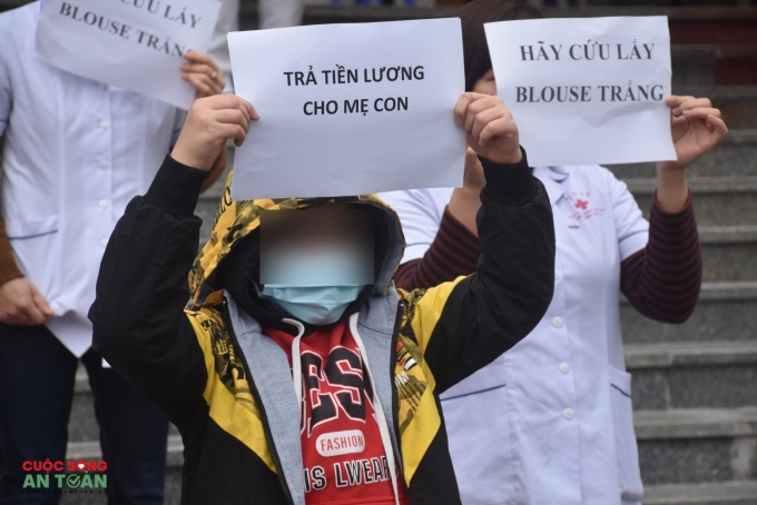 Vụ Bệnh viện Tuệ Tĩnh: Cán bộ, nhân viên tập trung trước cổng để đòi quyền lợi