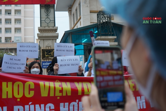 Vụ Bệnh viện Tuệ Tĩnh: Cán bộ, nhân viên tập trung trước cổng để đòi quyền lợi